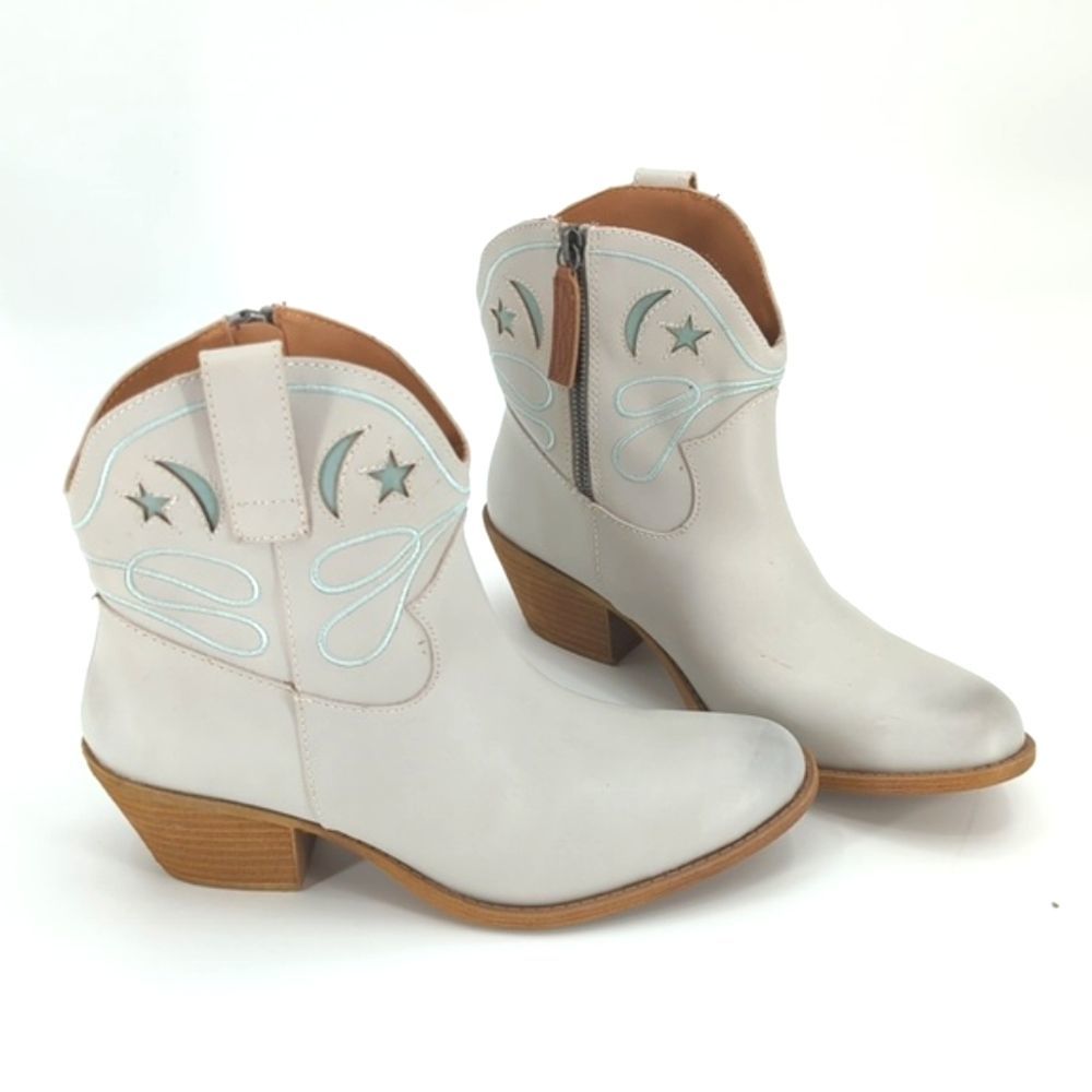 Dingo Urban Cowgirl White Ankle Booties with Moons and Stars Size 9